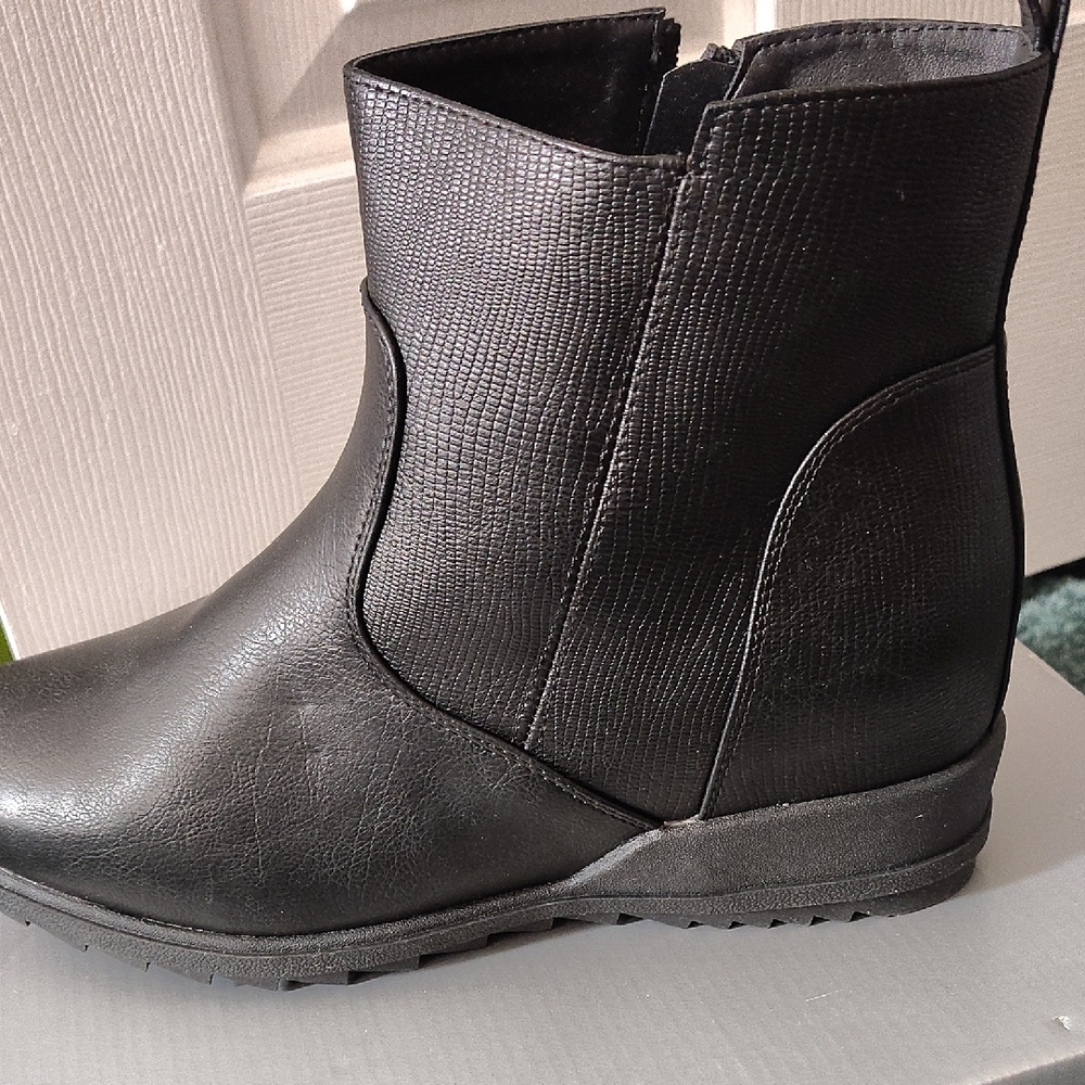 Cloudwalker Black Boots Size 10 Wide